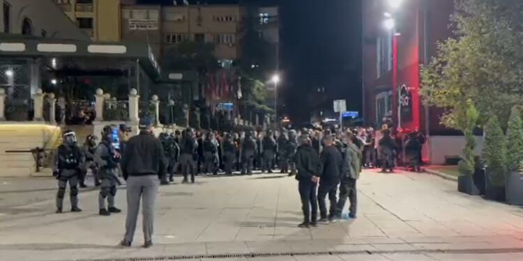 Tensionet në protestën e Kosovës, nipi i Hashim Thaçit shoqërohet nga policia