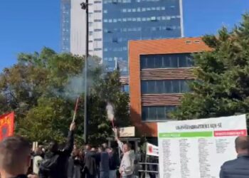 Tensionet në protestën para Kuvendit të Kosovës; shoqërohet një protestues, dyshohet se hodhi lëndë piroteknike