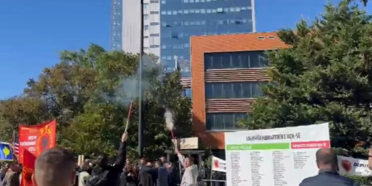 Tensionet në protestën para Kuvendit të Kosovës; shoqërohet një protestues, dyshohet se hodhi lëndë piroteknike