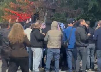 Tensionet në protestën përpara Kuvendit në Kosovë: vijon hedhja e gazit lotsjellës, policia shoqëron një person