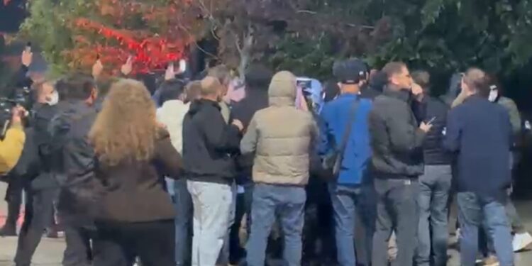 Tensionet në protestën përpara Kuvendit në Kosovë: vijon hedhja e gazit lotsjellës, policia shoqëron një person