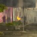 Tensionet para Kryeministrisë, protestuesit hedhin fishekzjarre ndaj policisë