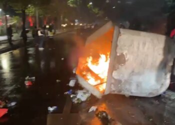 Tensionet përshkallëzohen, protestuesit u vënë flakën kazanëve të plehrave te Piaca për të ngadalësuar policinë