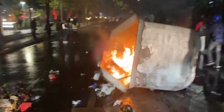 Tensionet përshkallëzohen, protestuesit u vënë flakën kazanëve të plehrave te Piaca për të ngadalësuar policinë