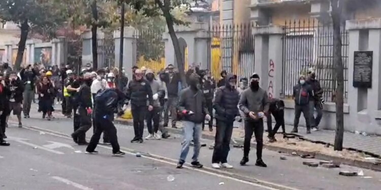 Tensionet pranë Ministrisë së Arsimit: Protestuesit shkulin pllakat e trotuarit dhe i hedhin drejt policisë