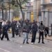 Tensionet pranë Ministrisë së Arsimit: Protestuesit shkulin pllakat e trotuarit dhe i hedhin drejt policisë