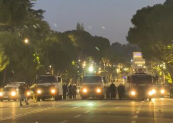 Tensionohet protesta pranë Ministrisë së Brendshme; protestuesit ndahen në dy grupe dhe policia tenton t’i shpërndajë me autobotë