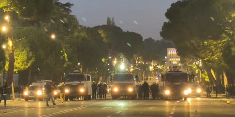 Tensionohet protesta pranë Ministrisë së Brendshme; protestuesit ndahen në dy grupe dhe policia tenton t’i shpërndajë me autobotë