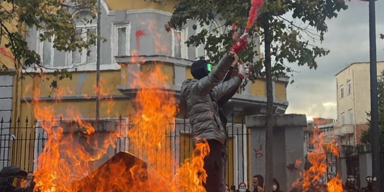 Tensionohet situata para Ministrisë së Arsimit, protestuesit vënë flakën kazanëve të plehrave, ndizen edhe tymuese