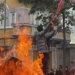 Tensionohet situata para Ministrisë së Arsimit, protestuesit vënë flakën kazanëve të plehrave, ndizen edhe tymuese