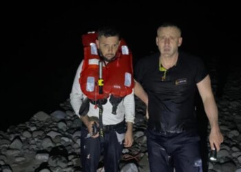 Tentoi të kalonte lumin në mesnatë, i riu bllokohet në Devoll dhe shpëtohet nga zjarrfikësit