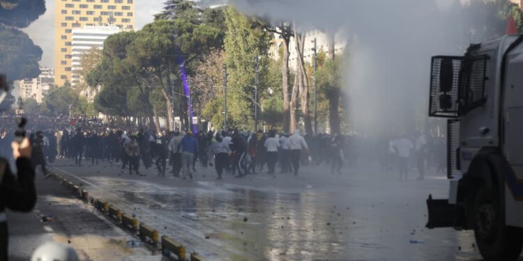 Tetë të plagosur në protestë, mes tyre një deputet dhe katër protestues