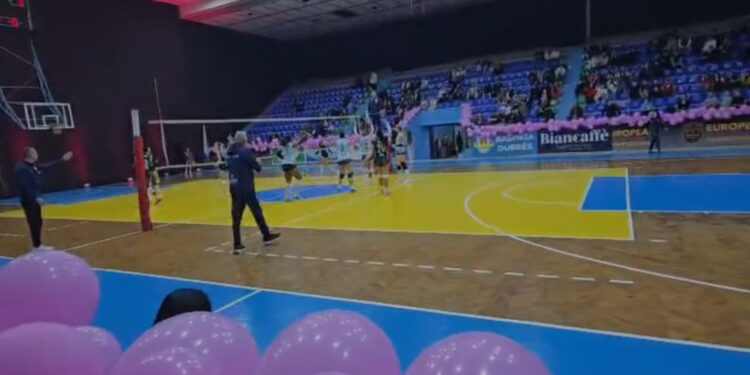 Tetori Rozë sensibilizon sportistet në Durrës me ndeshje volejbolli për ndërgjegjësimin dhe luftën kundër kancerit të gjirit