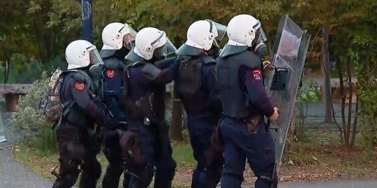 Thirrje për molotovë, gurë dhe sulme ndaj uniformave blu — Policia: Do të identifikohen të maskuarit që ushtrojnë dhunë