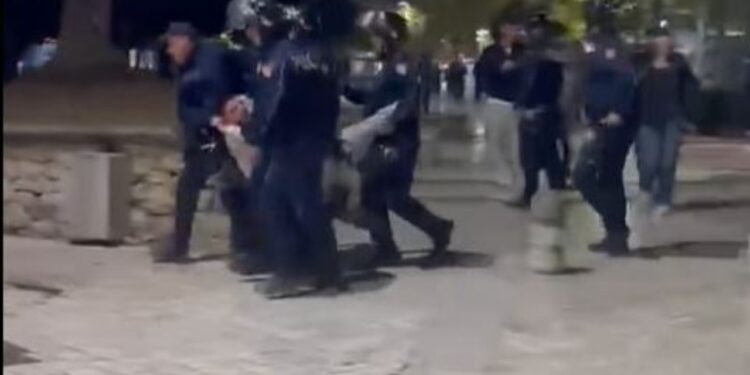 Thyen këmbën 19-vjeçarit në protestë, Policia e Shtetit pranon dhunën, pezullon 4 efektivë dhe shefin e komisarit nr.1