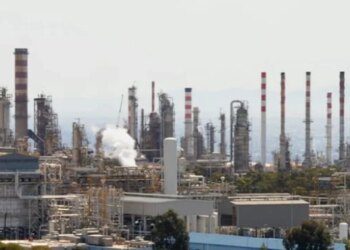 Tragjike në Greqi: Shpërthen rafineria e naftës, një shqiptar vdes, një tjetër në gjendje të rëndë