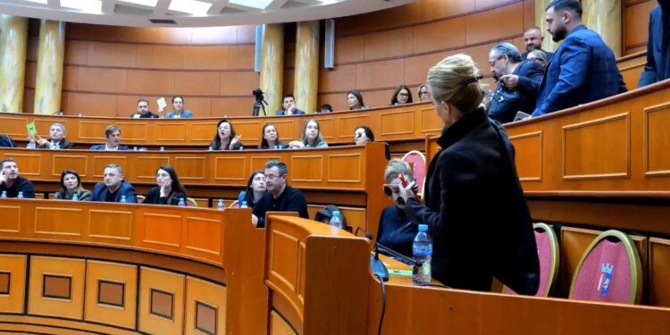Transferimi i kryebashkiakut në burgun e Fierit, debat bashkiak; Teliti: Tirana zhele, u rrëmbye; Valteri: Trajtim ç’njerëzor