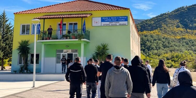 Tre javë pa transport, rreth 30 nxënës protestojnë para gjimnazit në Livadhja të Gjirokastrës