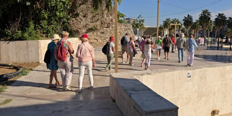 Turistët e tetorit: Durrësi, qytet bregdetar, mbetet preferenca e të huajve që vijnë në Shqipëri, duket vend dinamik