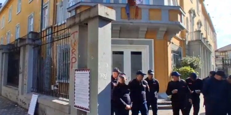 Turp… protestuesit shkruajnë muret e Ministrisë së Arsimit, hedhin tulla ndaj xhamave, tensione gjatë protestës