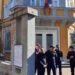 Turp… protestuesit shkruajnë muret e Ministrisë së Arsimit, hedhin tulla ndaj xhamave, tensione gjatë protestës