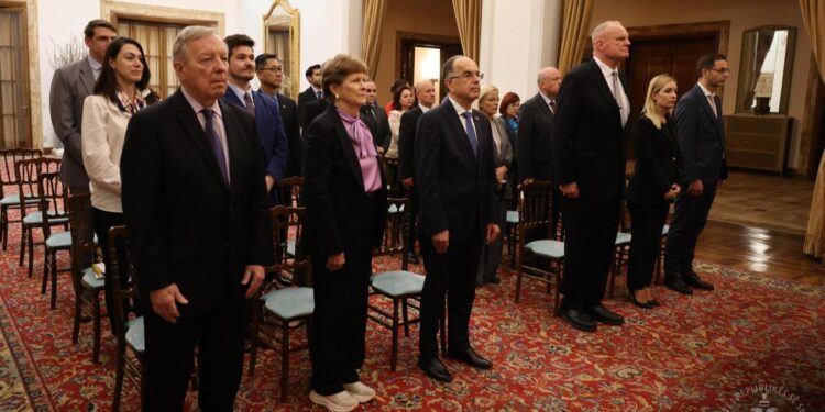 Urdhri Suprem i Shqiponjës: Begaj dekoron dy senatorë amerikanë, i pranishëm edhe ambasadori i SHBA-së