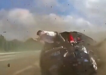 :VIDEO/ Aksident në Kinë: nëna dhe fëmija hidhen nga dritarja pasi makina u përplas me barrierë, shpëtojnë mrekullisht