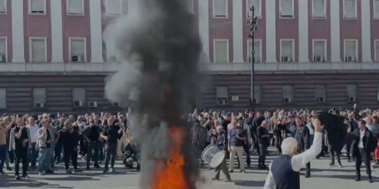 VIDEO/ I moshuari i PD kopjon protestuesit e rinj, kërcen rreth zjarrit para Kryeministrisë