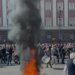 VIDEO/ I moshuari i PD kopjon protestuesit e rinj, kërcen rreth zjarrit para Kryeministrisë