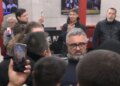 VIDEO/ Kundërshtarët e Vuçiçit mësyjnë televizionin pro të tij, çfarë ndodhi në Informer