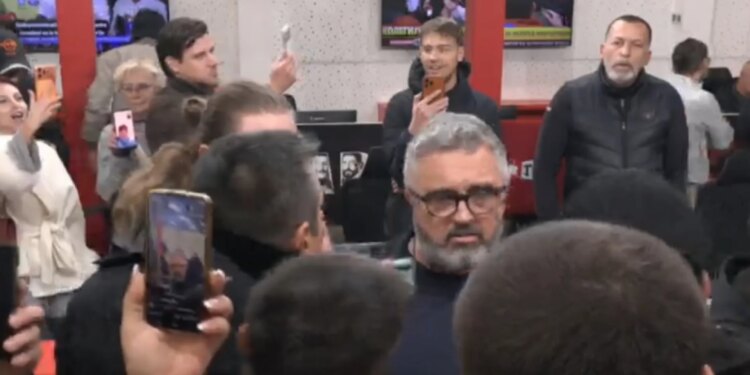 VIDEO/ Kundërshtarët e Vuçiçit mësyjnë televizionin pro të tij, çfarë ndodhi në Informer