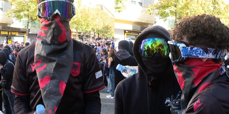 VIDEO/ Momente të veçanta: lojëra dhe puthje përpara kamerës nga dy të rinjtë viralë të protestave