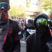 VIDEO/ Momente të veçanta: lojëra dhe puthje përpara kamerës nga dy të rinjtë viralë të protestave