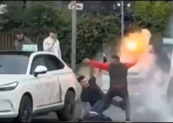 VIDEO/ Ndizet derbi i kryeqytetit, sherr me flakadanë mes tifozëve të Partizanit dhe Tiranës