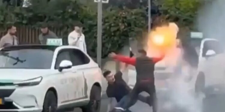 VIDEO/ Ndizet derbi i kryeqytetit, sherr me flakadanë mes tifozëve të Partizanit dhe Tiranës