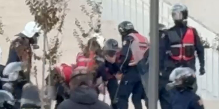 VIDEO: Përleshje mes policisë dhe protestuesve, disa efektivë dhunojnë ashpër të riun te Piramida