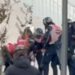 VIDEO: Përleshje mes policisë dhe protestuesve, disa efektivë dhunojnë ashpër të riun te Piramida