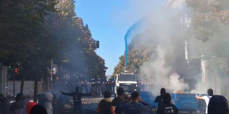 :VIDEO/ Protesta para Ministrisë, autobotët e policisë spërkasin protestuesit me një solucion blu, jo vetëm ujë