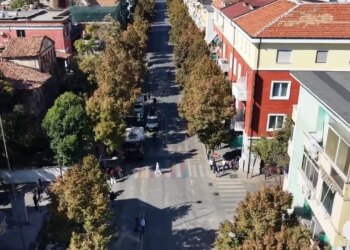 VIDEO/ Qetësia përpara stuhisë! Biznese të fortifikuara dhe lëvizje të reduktuara në Tiranë para protestës