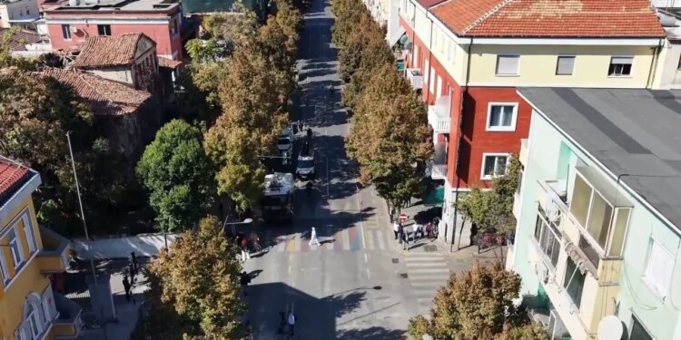 VIDEO/ Qetësia përpara stuhisë! Biznese të fortifikuara dhe lëvizje të reduktuara në Tiranë para protestës