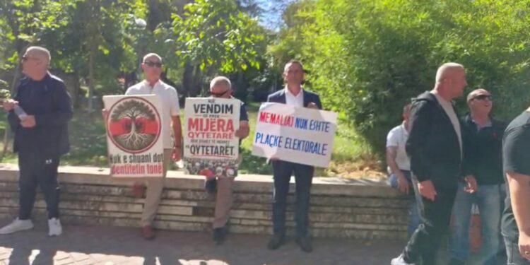 VIDEO/ Qytetarët e Memaliajt dalin me pankarta kundër shkrirjes me Bashkinë e Tepelenës para kryesisë së Kuvendit