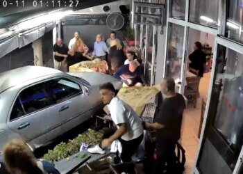 VIDEO/ Shqiptari shkakton aksident të pazakontë, hyn me makinë në lokal në Selanik dhe plagos 3 persona