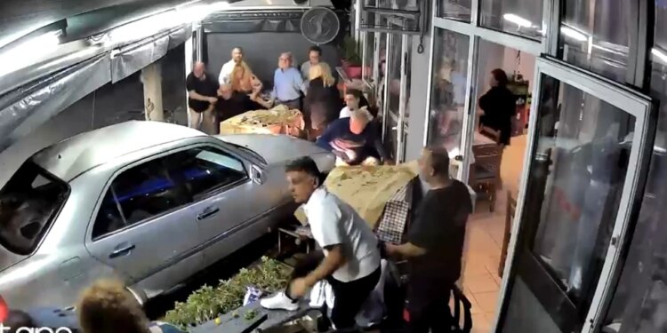 VIDEO/ Shqiptari shkakton aksident të pazakontë, hyn me makinë në lokal në Selanik dhe plagos 3 persona
