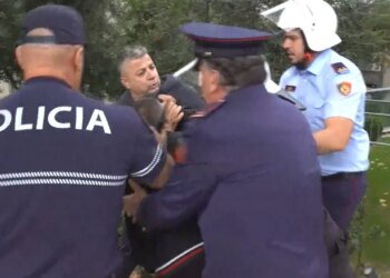 VIDEO/ Tensione gjatë protestës, kryebashkiaku i Memaliajt përplaset me policinë