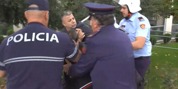 VIDEO/ Tensione gjatë protestës, kryebashkiaku i Memaliajt përplaset me policinë