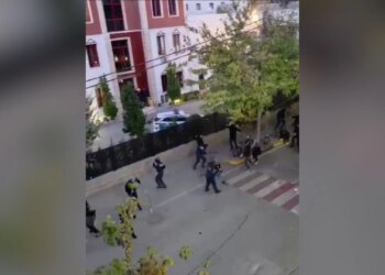 VIDEO/ Zjarri te komisariati nr.3: si nisi përplasja mes protestuesve dhe efektivëve të policisë