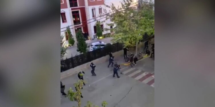 VIDEO/ Zjarri te komisariati nr.3: si nisi përplasja mes protestuesve dhe efektivëve të policisë