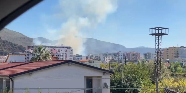 Vatrat e zjarrit rrezikuan banesat dhe sigurinë e banorëve në disa zona të Lezhës; kryetari mbledhje urgjente