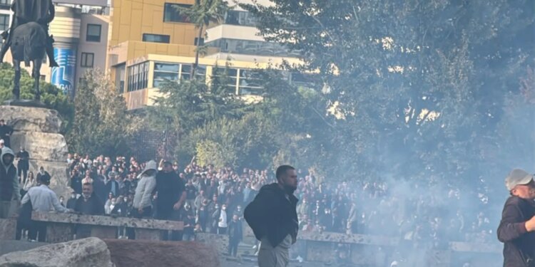 Vazhdon protesta e tensionuar; grupi më i madh qëndron në lulishten e sheshit Skënderbej