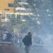 Vazhdon protesta e tensionuar; grupi më i madh qëndron në lulishten e sheshit Skënderbej